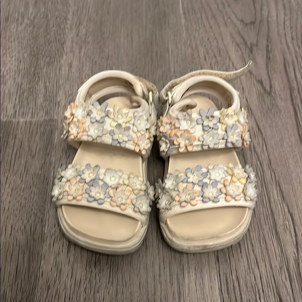 Zara kids floral sandals. Cream. Toddler size US 7. EU size 23. Pre-owned.